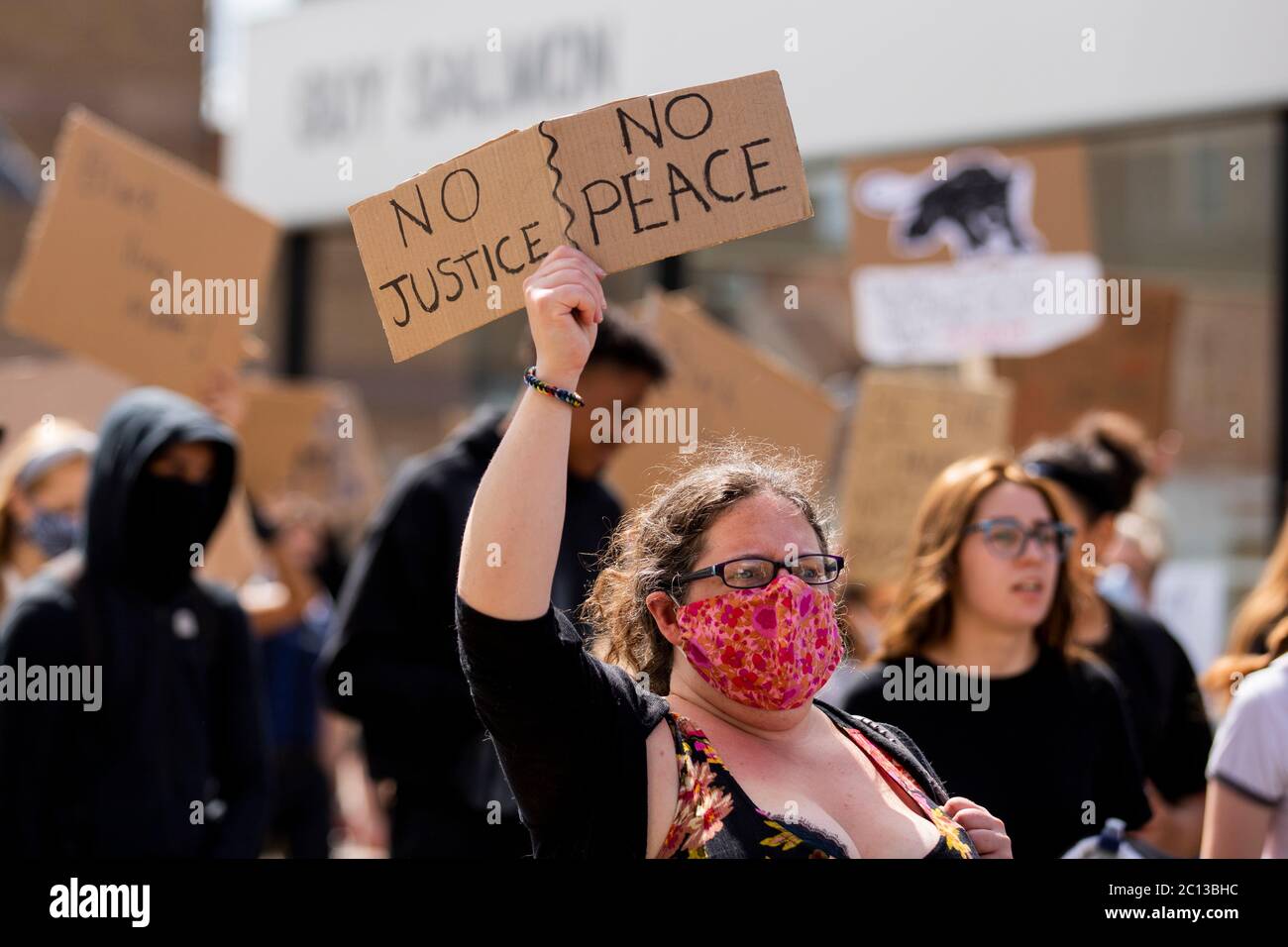 NORTHAMPTON, Royaume-Uni - LE 13 JUIN des manifestants pacifiques se réunissent dans le centre-ville de Northampton pour démontrer l'importance de la vie noire le samedi 13 juin 2020. (Crédit : MI News & Sport/Alay Live News Banque D'Images