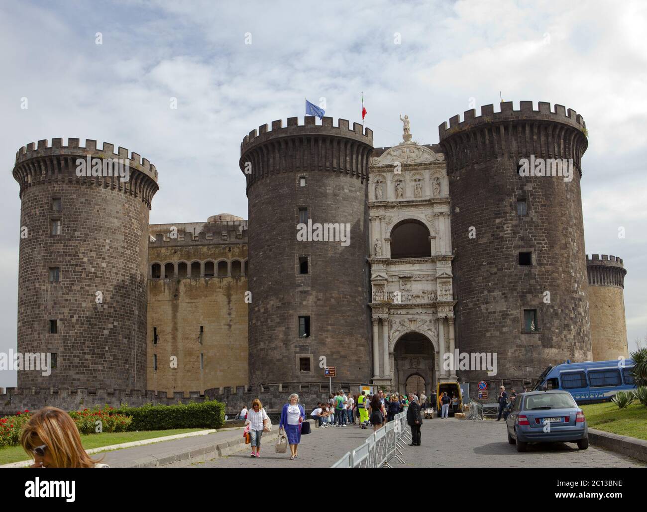 Les touristes visitent le Castel Nuovo, résidence des rois médiévaux de Naples, le 21 septembre 2010. Banque D'Images