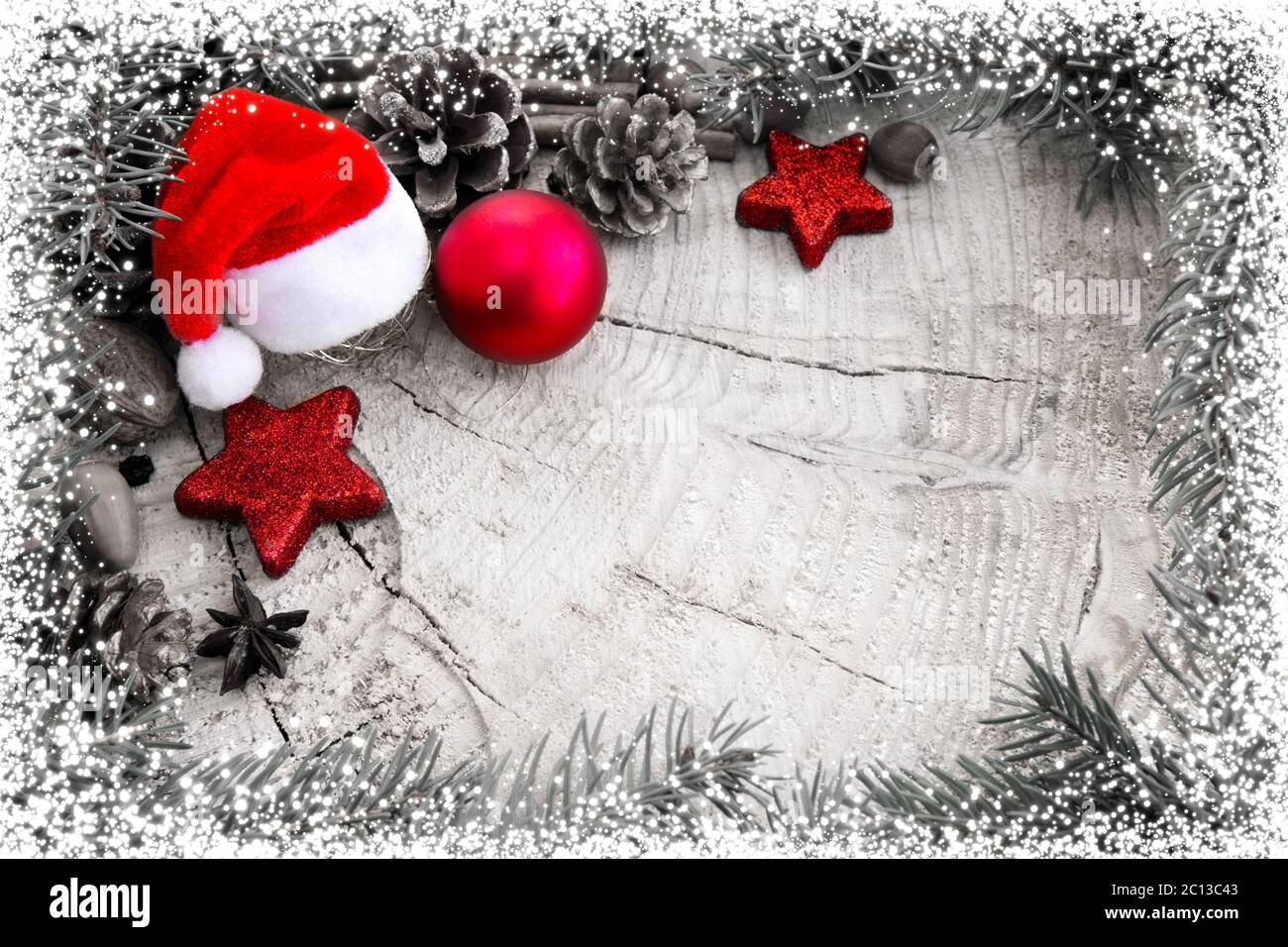 Chapeau de Noël avec boules et branches de sapin sur fond gris. Banque D'Images