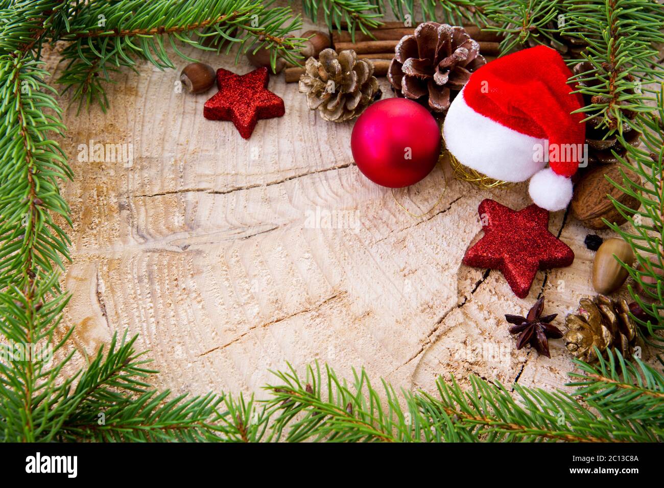 Chapeau de Noël avec boules et branches de sapin sur fond de bois. Banque D'Images