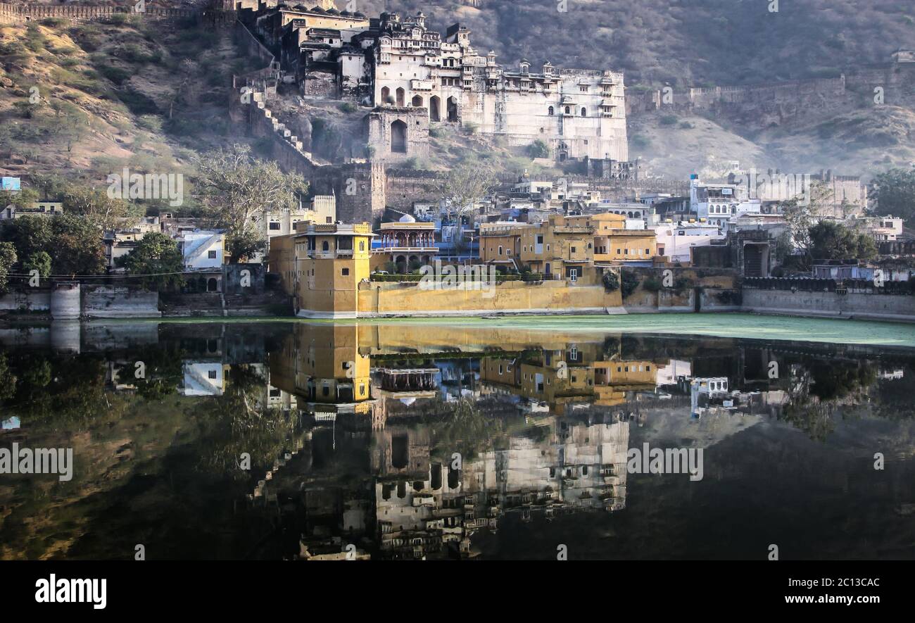 Le palais de Garh se reflète dans le lac par la ville de Bundi, en Inde Banque D'Images