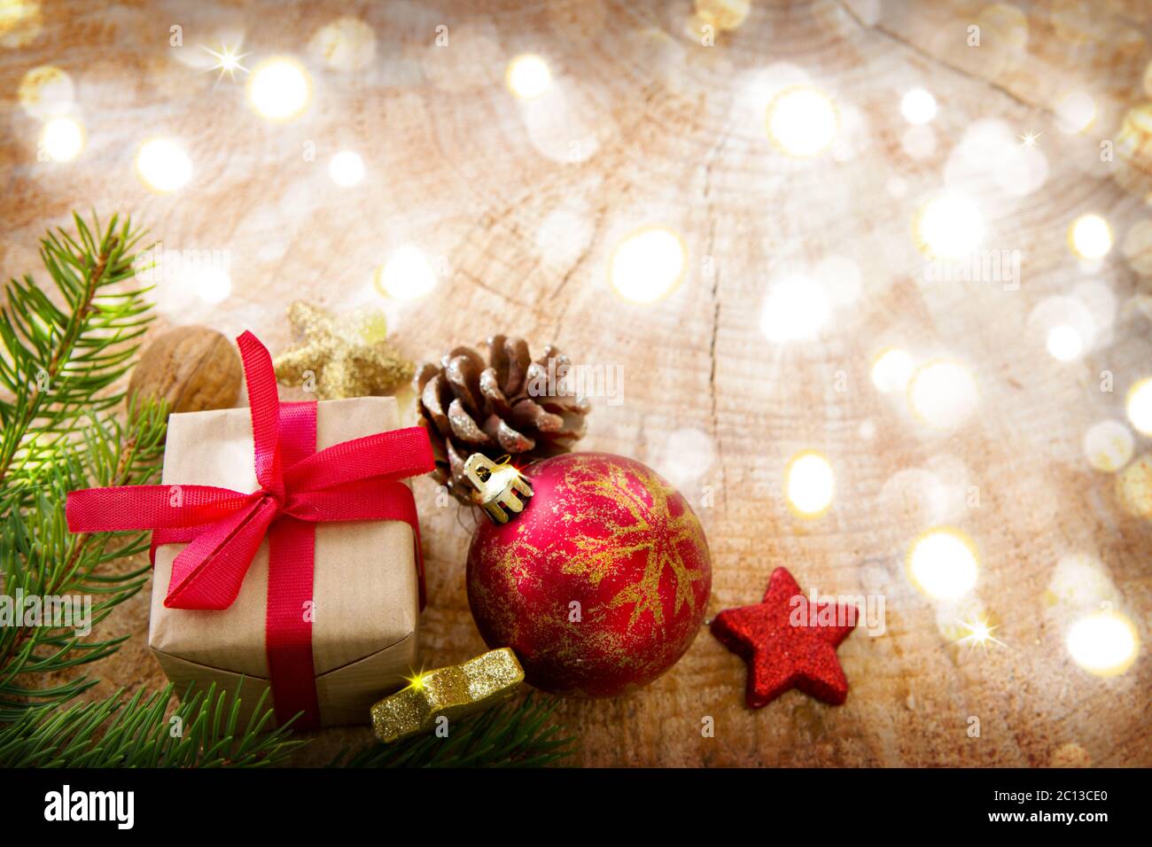 Cadeau de Noël avec boules et branches de sapin sur fond de bois. Banque D'Images