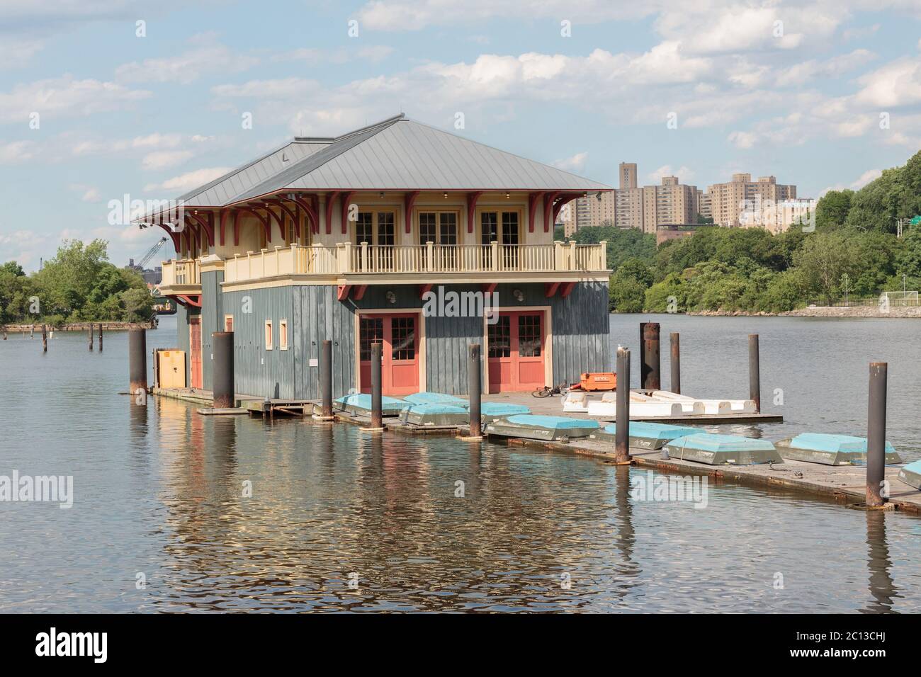 Le bateau Peter Jay Sharp sur la rivière Harlem dans le nord de Manhattan pour le stockage et l'amarrage des bateaux Banque D'Images