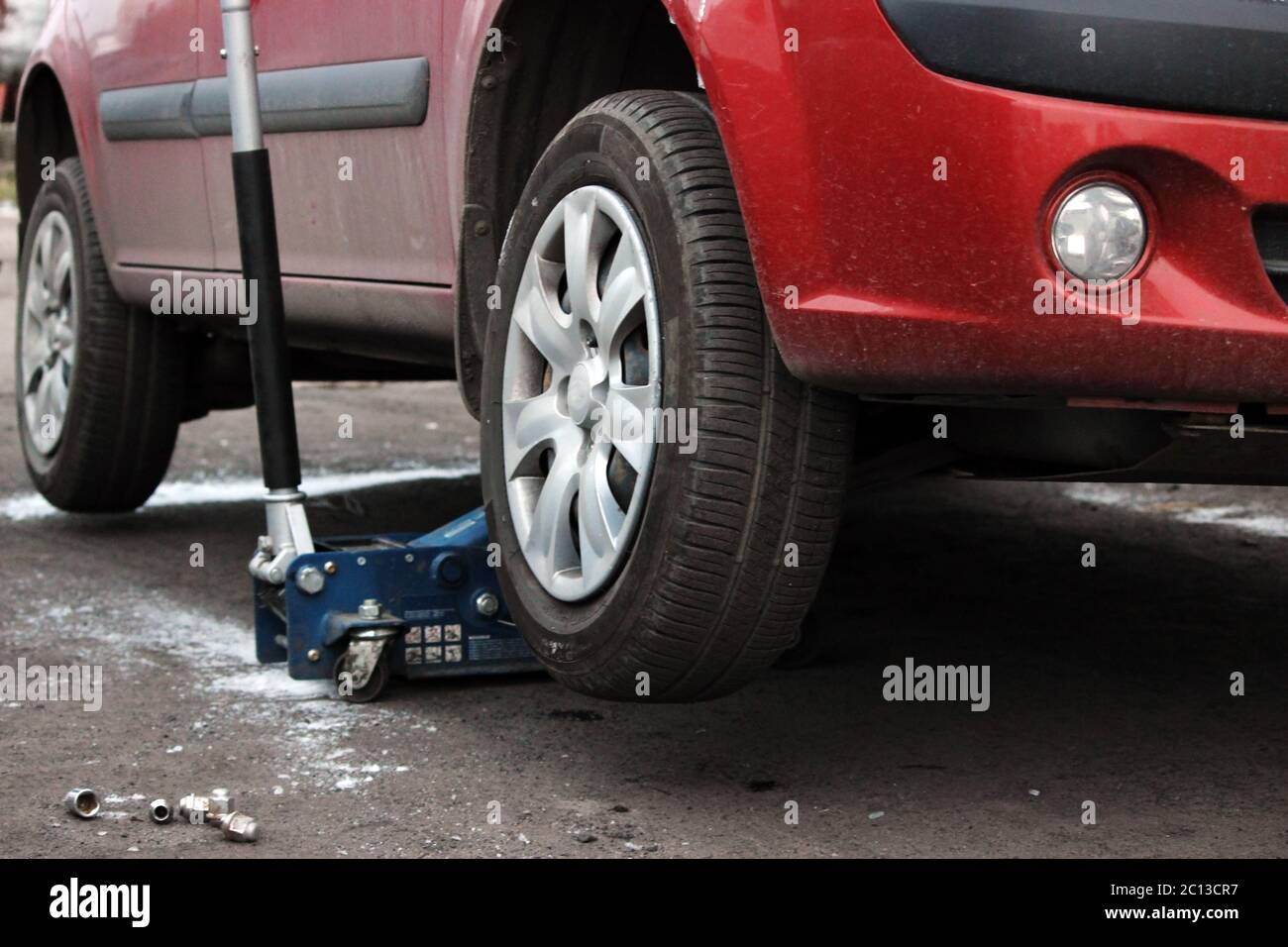 installation de la roue de voiture de tourisme et remplacement sur le pneu d'hiver. Banque D'Images