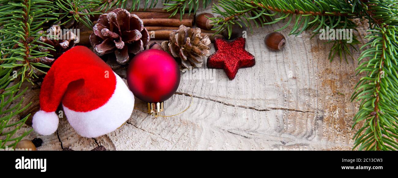 Chapeau de Noël avec boules rouges et branches de sapin. Banque D'Images