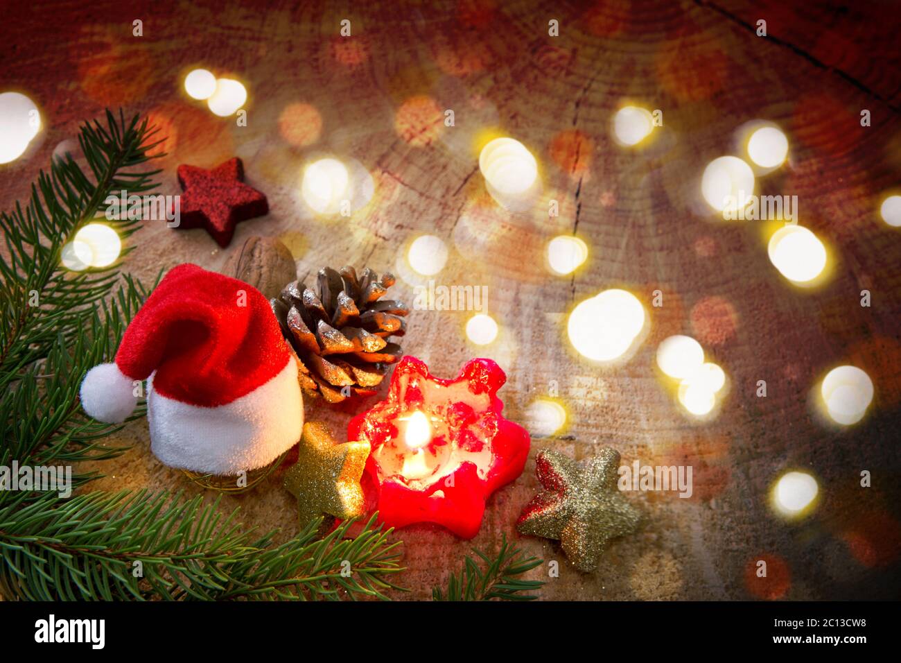 Bougie de l'AVENT avec décoration et chapeau de Noël. Banque D'Images