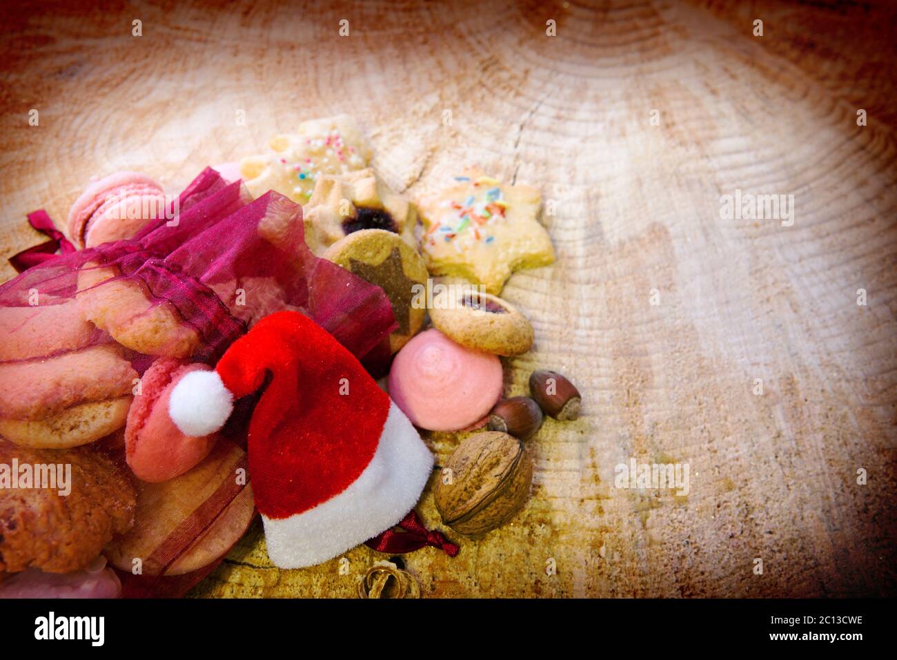 Biscuits de Noël en sac et chapeau rouge. Banque D'Images