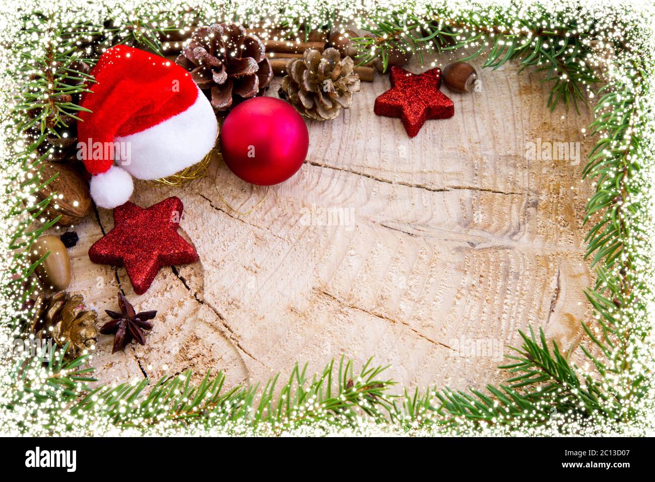 Chapeau de Noël avec boules et branches de sapin sur fond de bois. Banque D'Images