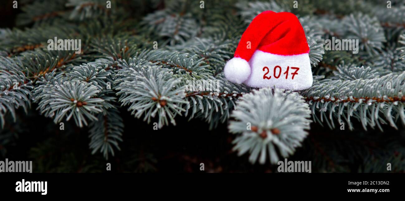 Chapeau de Noël rouge avec date 2017. Banque D'Images