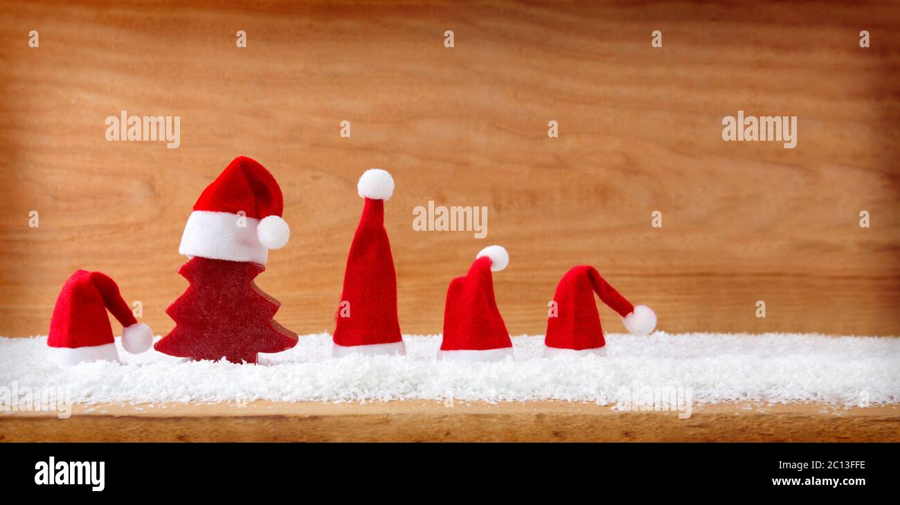 Chapeau de Père Noël et sapin rouge sur la neige. Banque D'Images