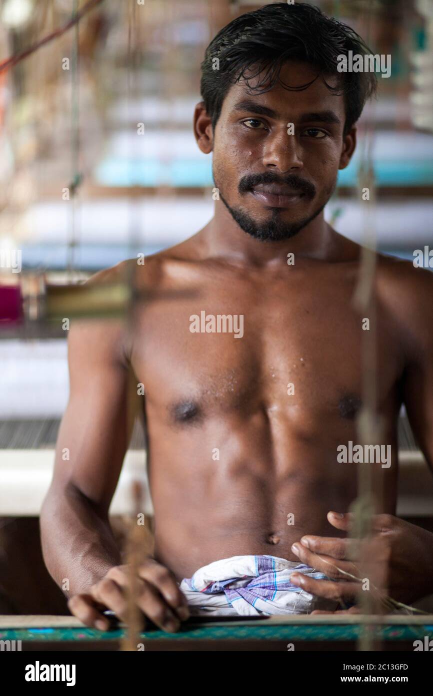 DHAKA, BANGLADESH, le 07 juillet : Portrait d'un tisserand bangladais qui conçoit un Jamdani Sari (vêtements pour femmes) dans le village de Rupganj Thana, en périphérie de Banque D'Images