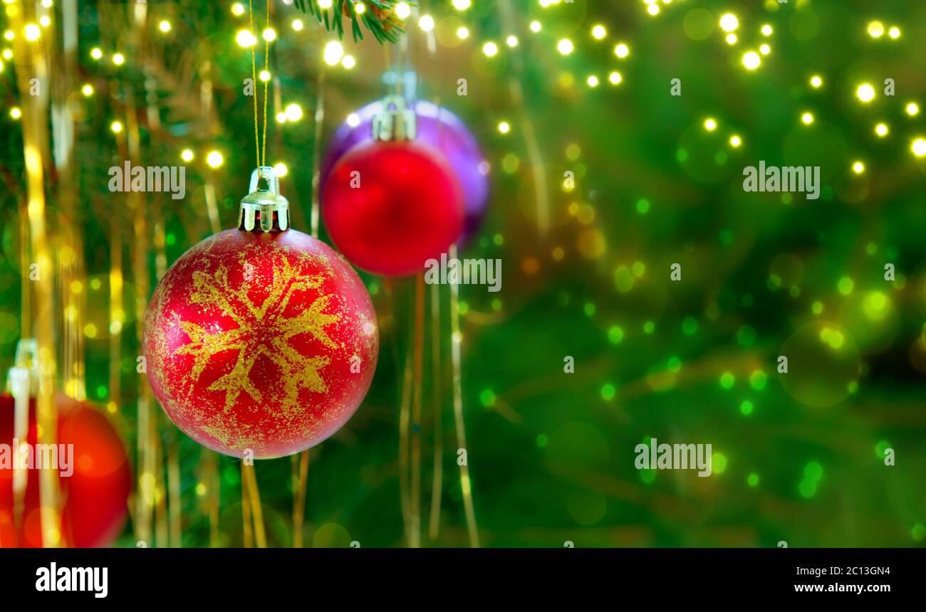 Boules de noël colorées isolées sur fond de sapin vert. Banque D'Images