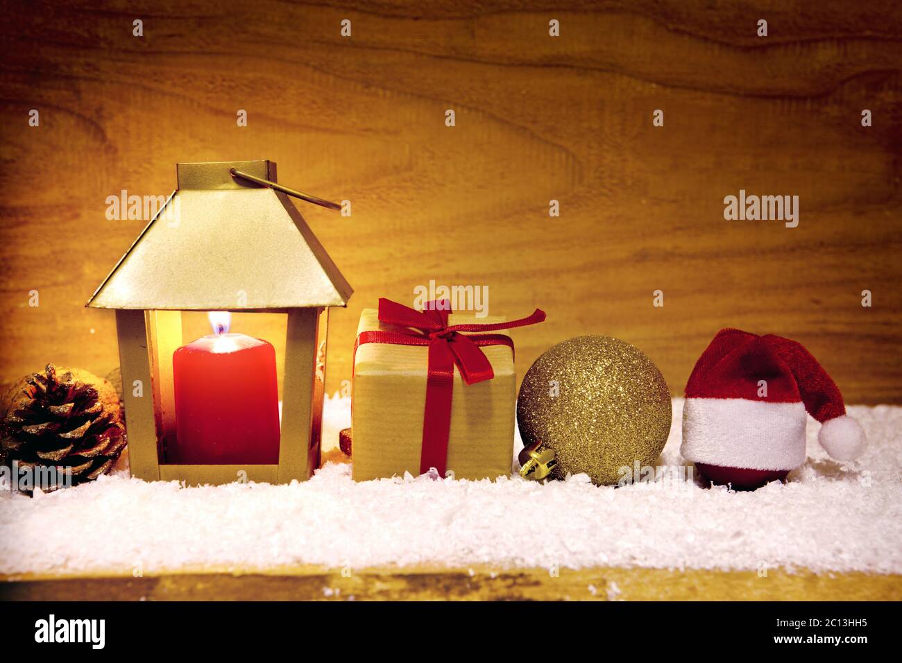 Fond de Noël avec lanterne et neige. Banque D'Images