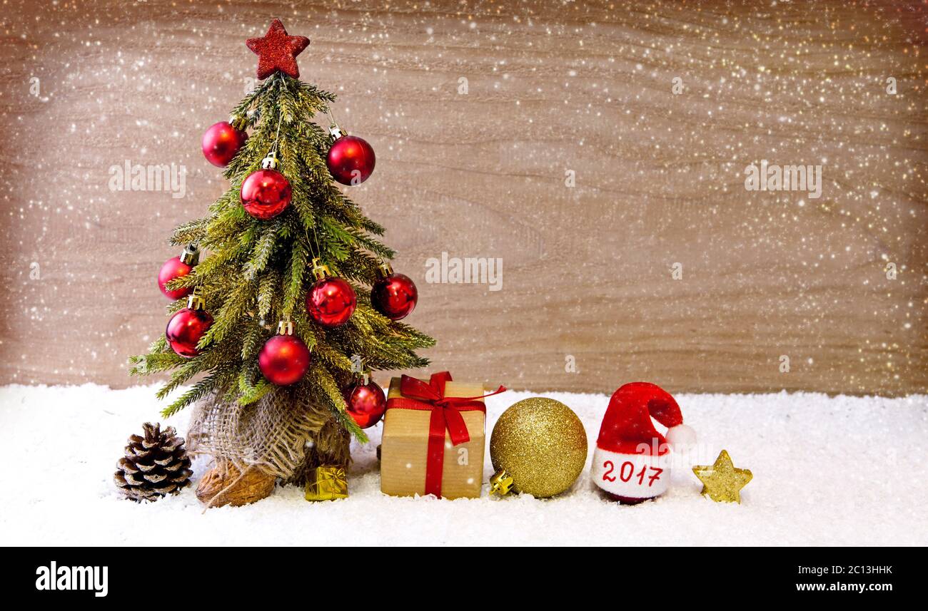 Arbre de Noël avec boules rouges et décoration. Banque D'Images