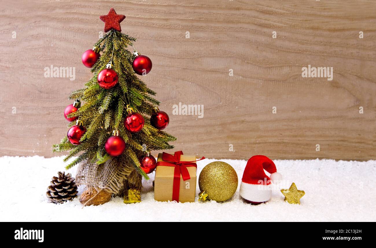 Arbre de Noël avec boules rouges et décoration. Banque D'Images