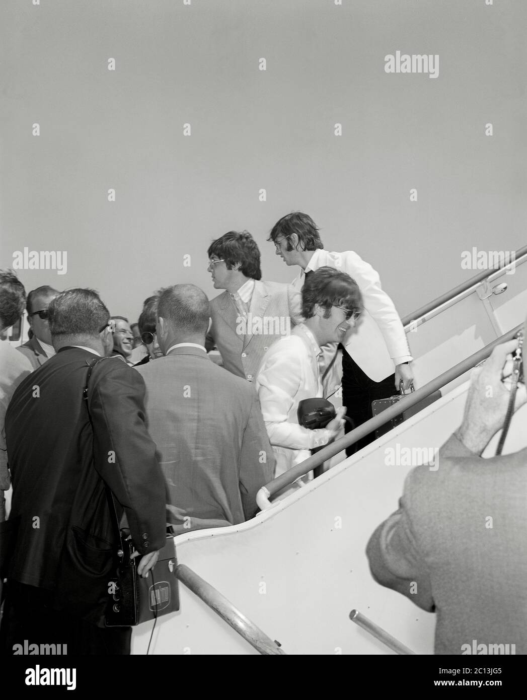 Les Beatles, John, Paul, George & Ringo partent de l'aéroport de Los angles, le 18 août 1964. Image de négatif 4 x 5 pouces. Banque D'Images