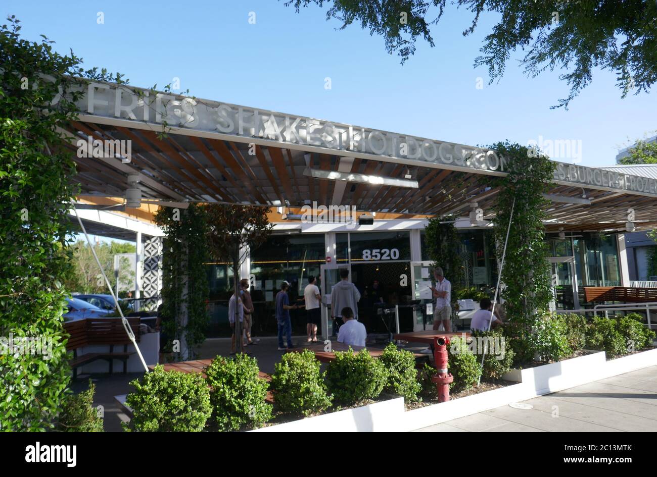 Los Angeles, Californie, États-Unis 13 juin 2020 UNE vue générale de l'atmosphère de Shake Shack ouvert pour des commandes alimentaires pendant les manifestations de Black Lives Matter et la pandémie de coronavirus Covid-19 le 13 juin 2020 à Los Angeles, Californie, États-Unis. Photo de Barry King/Alay Live News Banque D'Images