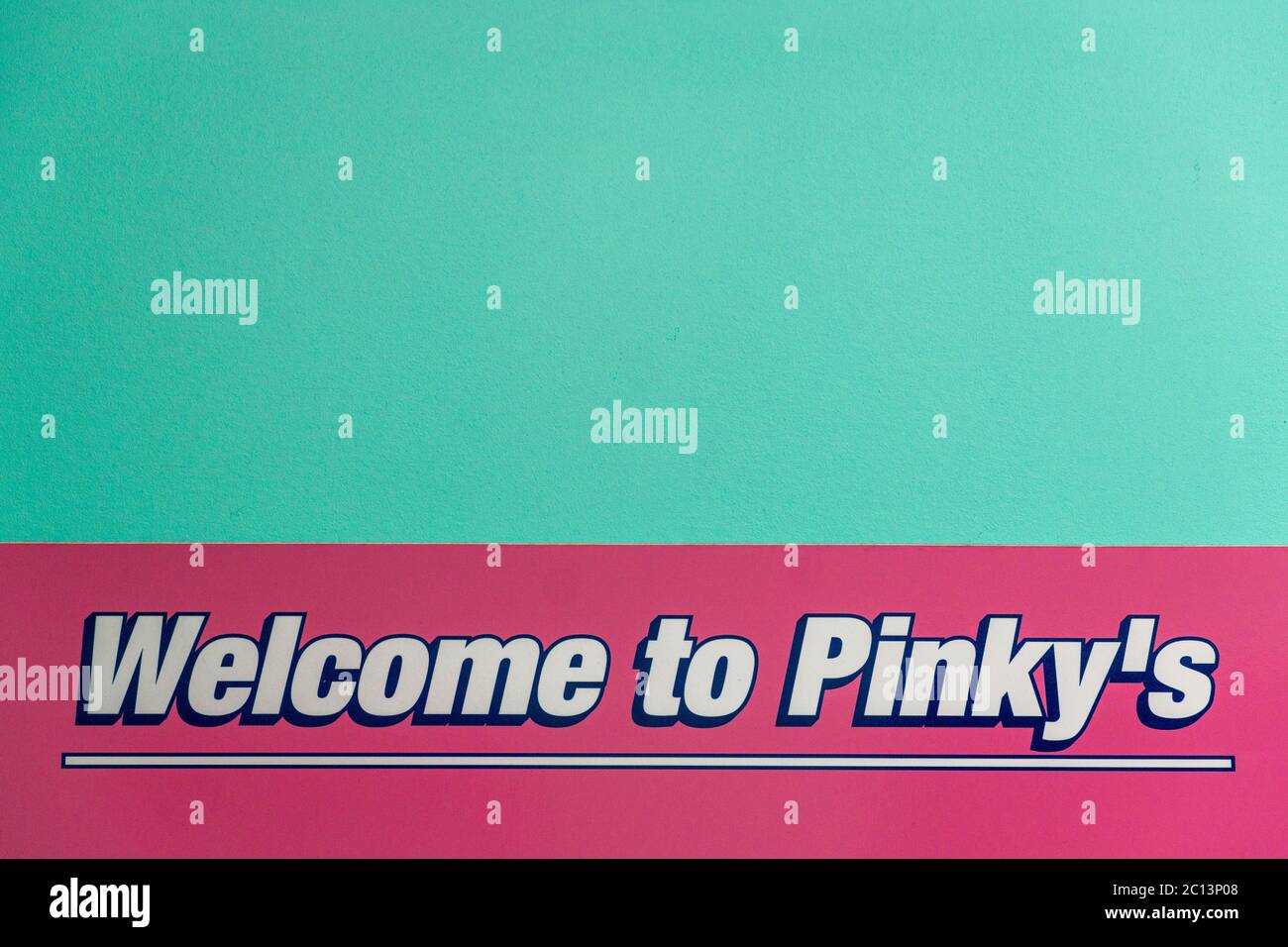 Bienvenue à Pinky's Sign - Rose et Sarcelle contraste des couleurs avec le lettrage blanc. Banque D'Images