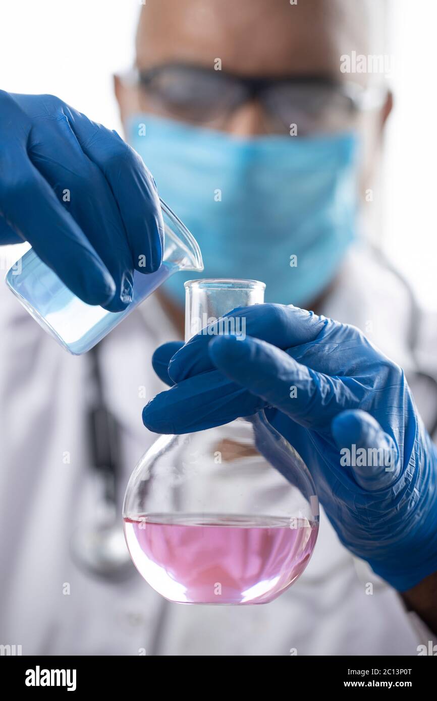 Portrait d'un homme indien sûr de santé professionnel de la santé photo de stock Banque D'Images