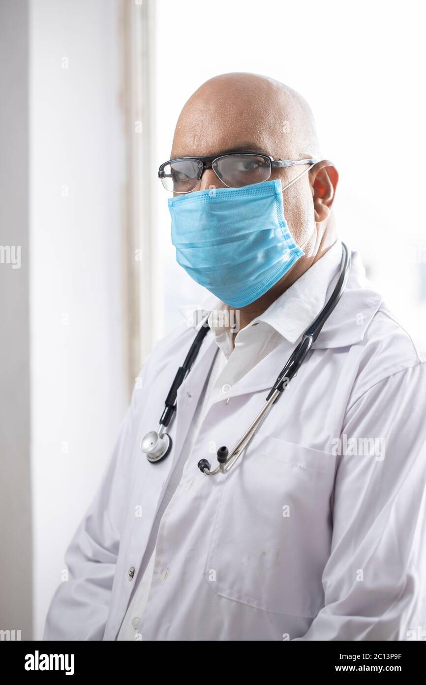 Portrait d'un homme indien sûr de santé professionnel de la santé photo de stock Banque D'Images