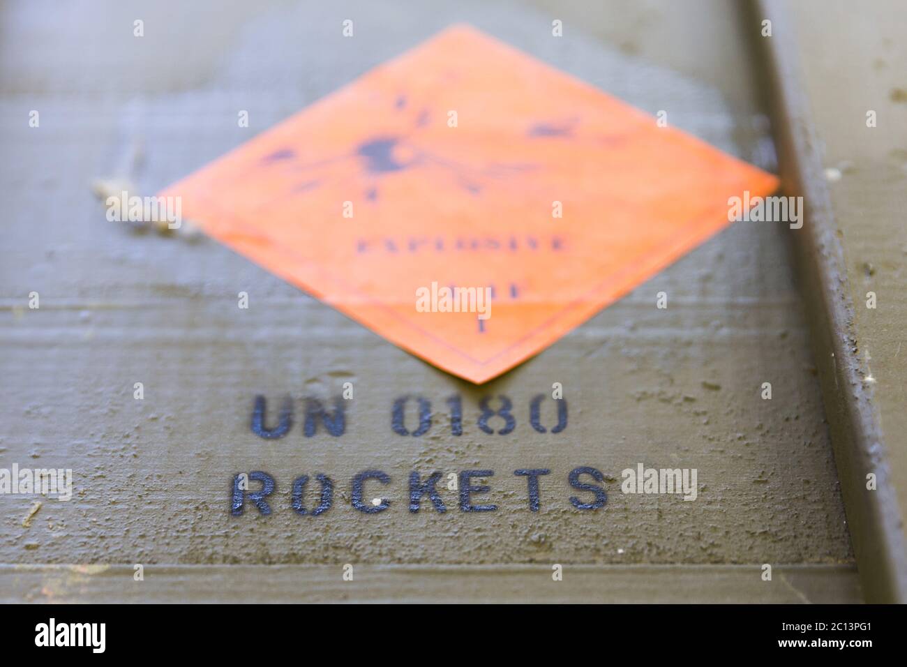 Boîtes de munitions vertes avec grenades propulsées par fusée (RPG) Banque D'Images