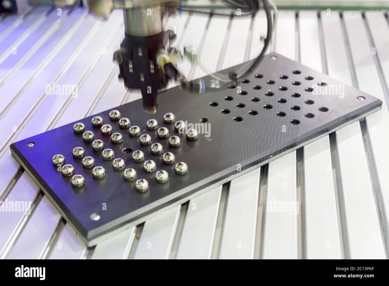 Bras mécanique robot pour l'organisation des billes métalliques Banque D'Images