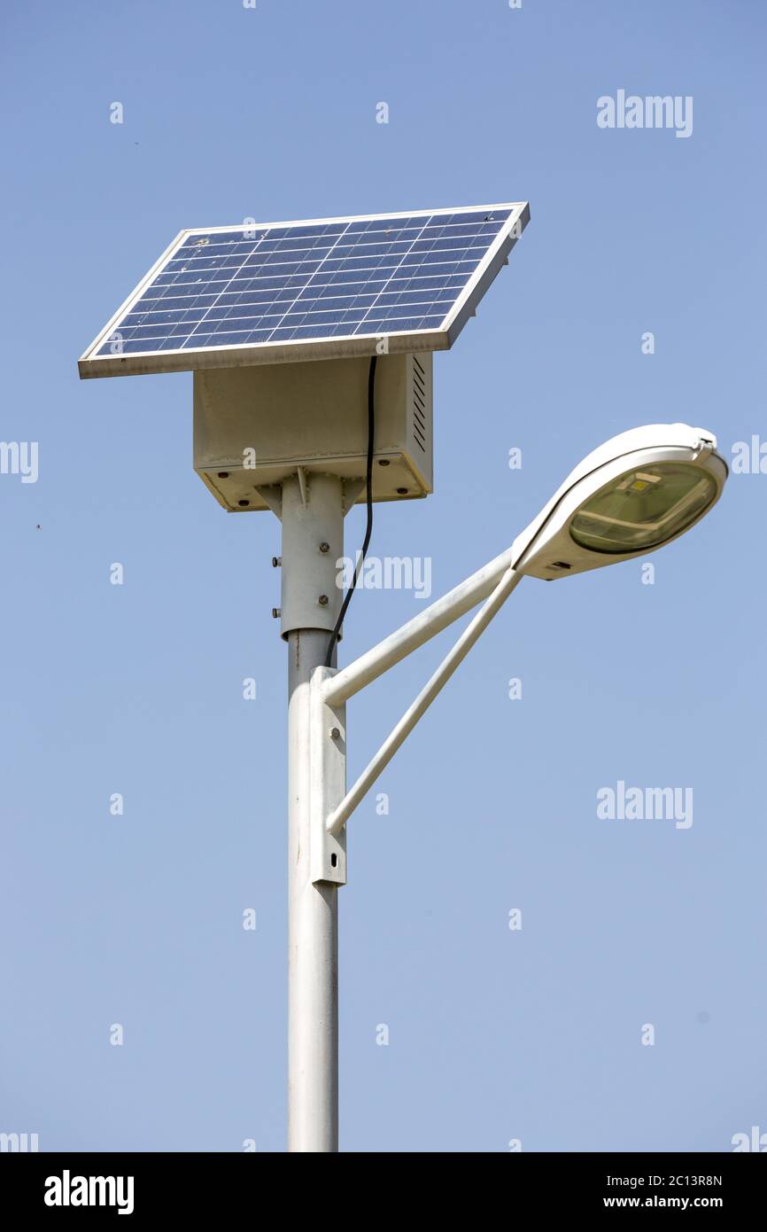 Lampadaire avec panneau solaire Photo Stock - Alamy