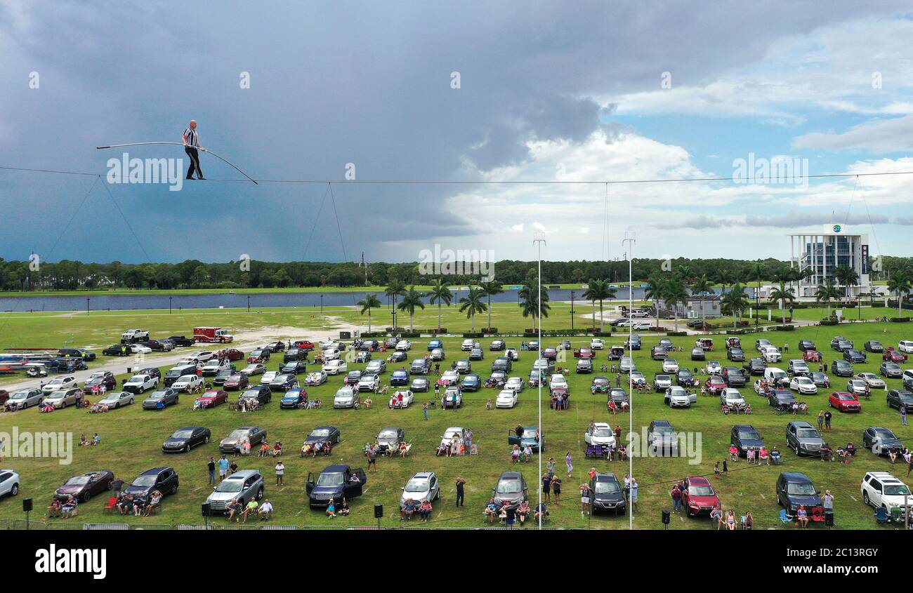 13 juin 2020 - Sarasota, Floride, États-Unis - dans cette vue aérienne d'un drone, l'artiste de haut fil Nik Wallenda se produit au rallye de Daredevil de Nik Wallenda, présenté comme le premier spectacle de cascades en voiture au monde, le 13 juin 2020 à Sarasota, Floride. Le spectacle, qui se déroule à certaines dates jusqu'au 21 juin, présente des artistes de diable de renommée internationale et est conçu pour être un événement sûr pendant la pandémie du coronavirus, avec la séparation des véhicules du spectateur selon les directives de distance sociale. (Paul Hennessy/Alay) Banque D'Images