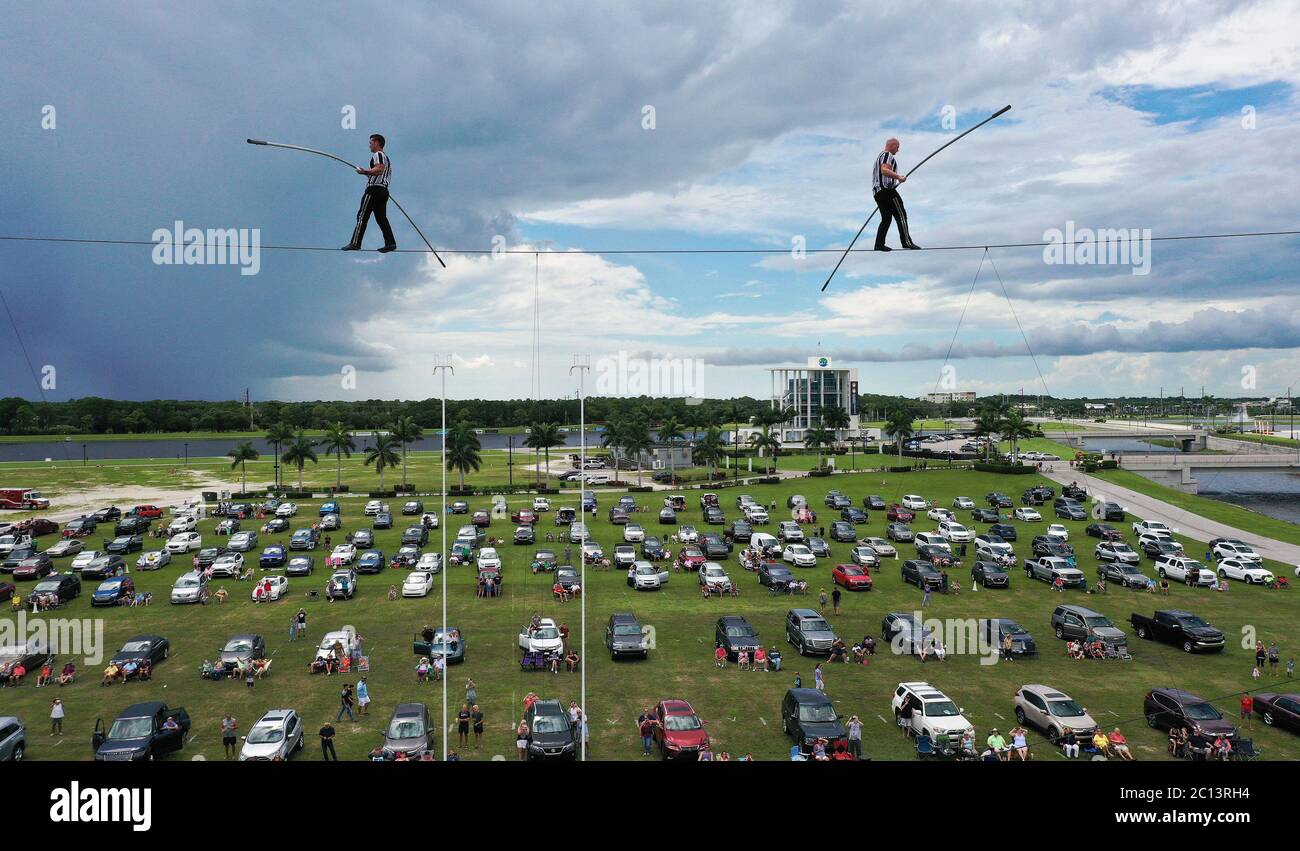 13 juin 2020 - Sarasota, Floride, États-Unis - dans cette vue aérienne d'un drone, les artistes de haut-fils Nik Wallenda (à droite) et Blake Wallenda se produisent au rallye de Daredevil de Nik Wallenda, présenté comme le premier spectacle de cascades à bord du monde, le 13 juin 2020 à Sarasota, Floride. Le spectacle, qui se déroule à certaines dates jusqu'au 21 juin, présente des artistes de diable de renommée internationale et est conçu pour être un événement sûr pendant la pandémie du coronavirus, avec la séparation des véhicules du spectateur selon les directives de distance sociale. (Paul Hennessy/Alay) Banque D'Images
