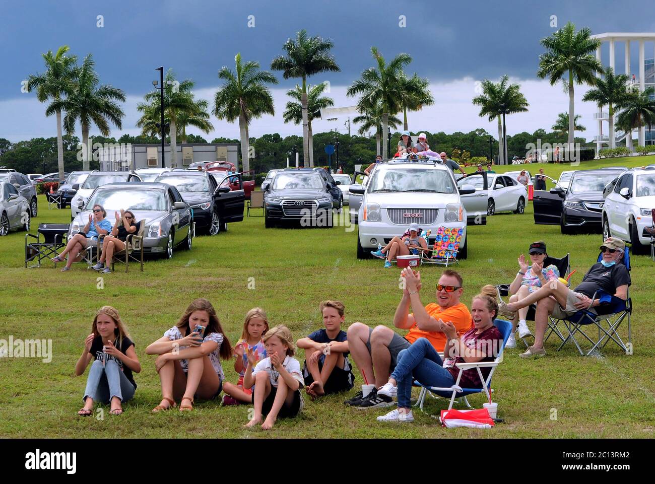 13 juin 2020 - Sarasota, Floride, États-Unis - les spectateurs réagissent au rallye Daredevil de Nik Wallenda, présenté comme le premier spectacle de cascades au monde, le 13 juin 2020 à Sarasota, Floride. Le spectacle, qui se déroule à certaines dates jusqu'au 21 juin, présente des artistes de diable de renommée internationale et est conçu pour être un événement sûr pendant la pandémie du coronavirus, avec la séparation des véhicules du spectateur selon les directives de distance sociale. (Paul Hennessy/Alay) Banque D'Images