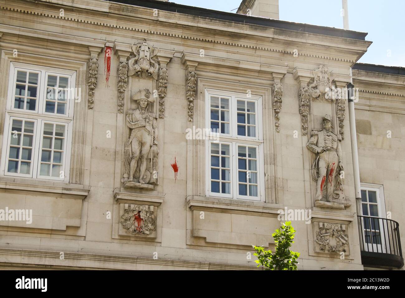 L'hôtel de ville de Deptford, qui a été acquis par Goldsmiths, Université de Londres, à la fin des années 1990, a quatre statues à sa façade avant. L'hôtel de ville de Deptford, qui a été acquis par Goldsmiths, Université de Londres, à la fin des années 1990, a quatre statues à sa façade avant. Les statues marquent les longues et profondes connexions maritimes de la région et donc liées à la traite transatlantique des esclaves, car les navires ont été construits, installés ou réparés dans les quais locaux avant de se rendre en Afrique. Olaudah Equiano, qui a lutté pour devenir un homme libre et était l'une des figures clés du mouvement abolitionniste - était initial Banque D'Images
