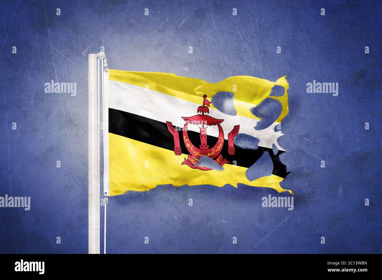 Drapeau déchiré du Brunei volant sur fond de grunge Banque D'Images