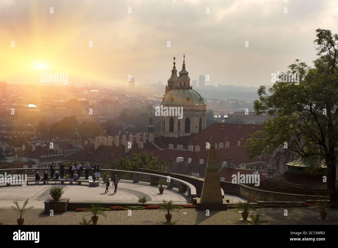 Prague, vue aérienne sur les toits de la vieille ville de Prague (Stare Mesto) au coucher du soleil Banque D'Images