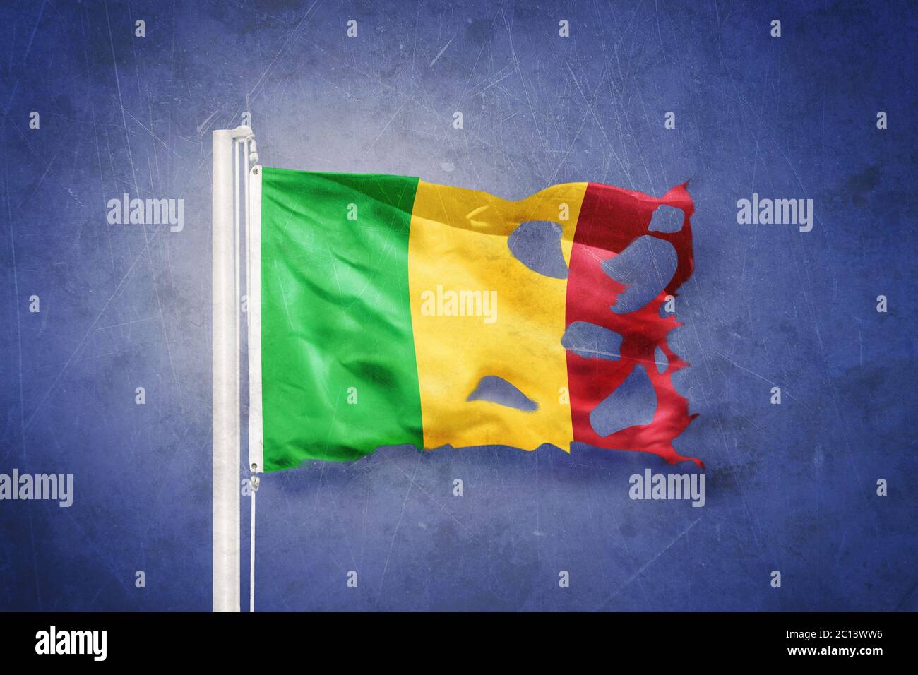 Drapeau déchiré du Mali volant sur fond de grunge Banque D'Images