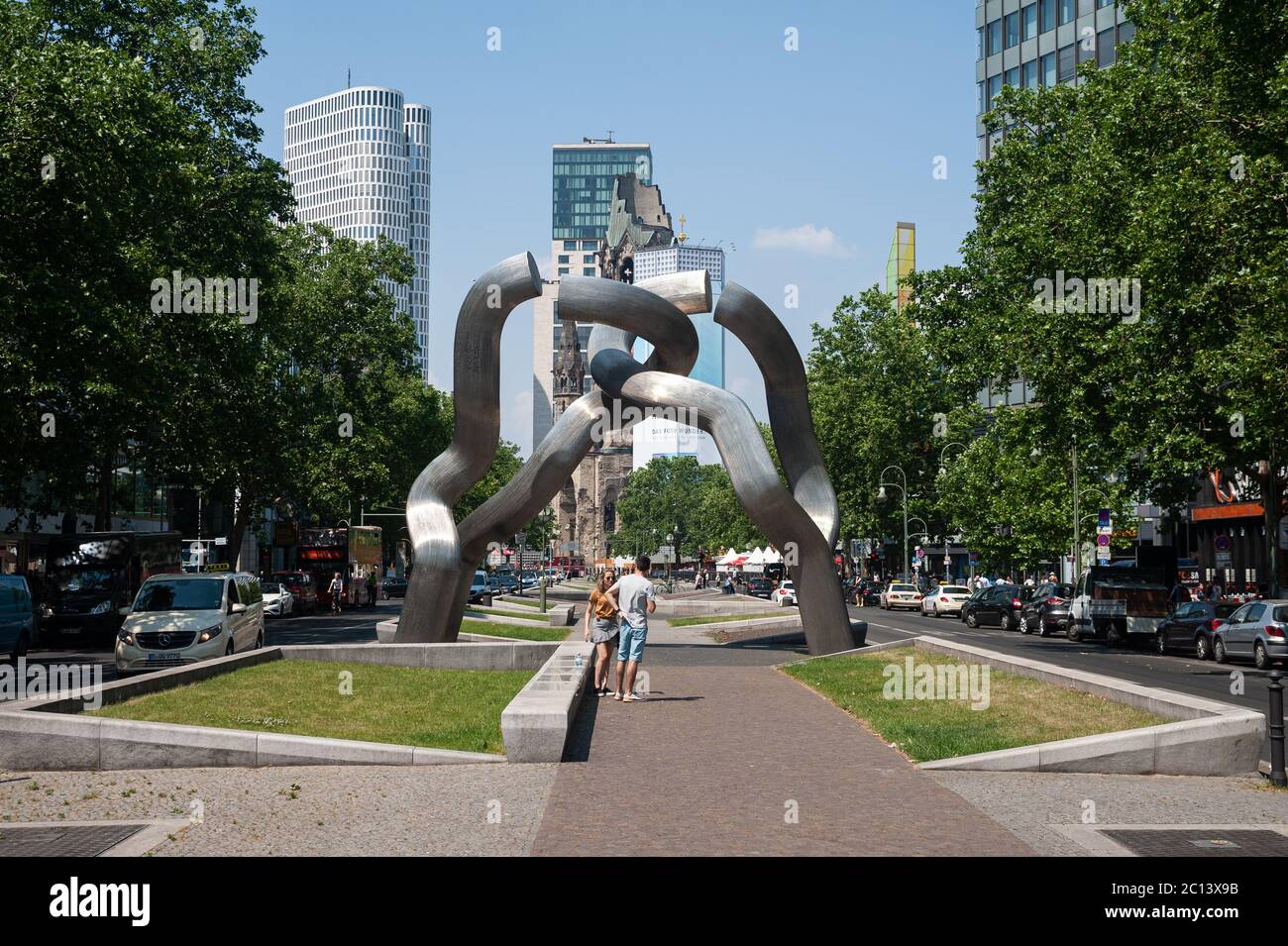 06.06.2019, Berlin, Allemagne, Europe - vue sur la ville de Berlin Ouest avec la 'Sculpture de Berlin' (chaîne brisée) le long de Tauentzienstrasse. Banque D'Images