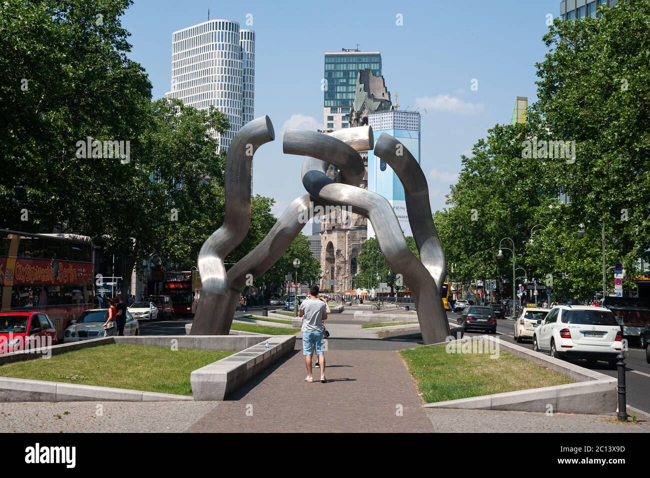 06.06.2019, Berlin, Allemagne, Europe - vue sur la ville de Berlin Ouest avec la 'Sculpture de Berlin' (chaîne brisée) le long de Tauentzienstrasse. Banque D'Images
