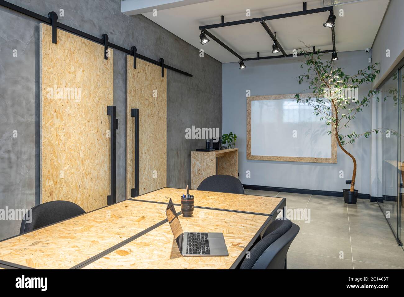 design intérieur d'un bureau avec table de l'osb de bloc-notes et portes  coulissantes Photo Stock - Alamy