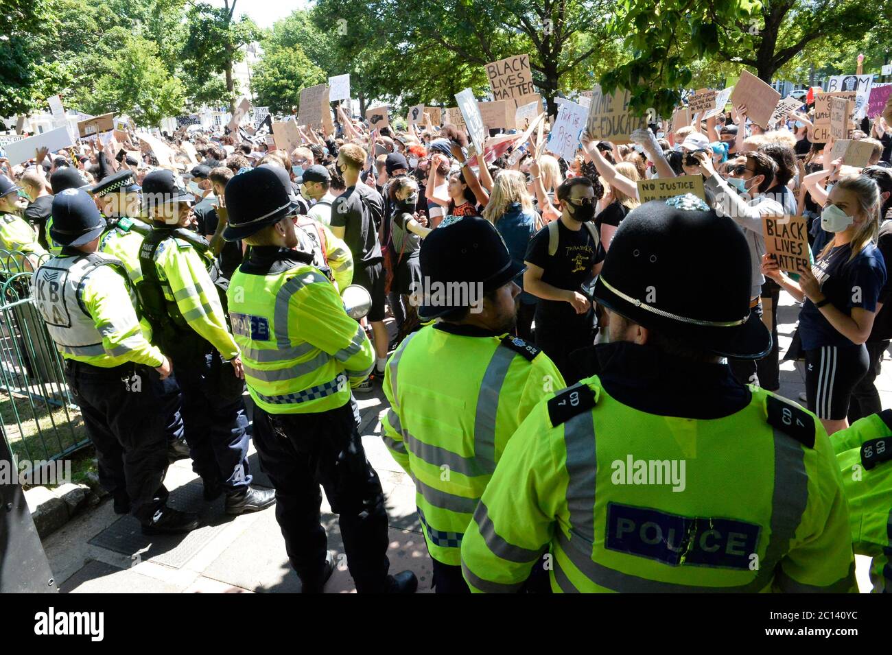 Black Lives Matter manifestation à Brighton 2020 qui a eu lieu pendant le confinement du coronavirus.Application en tissu éponge Banque D'Images