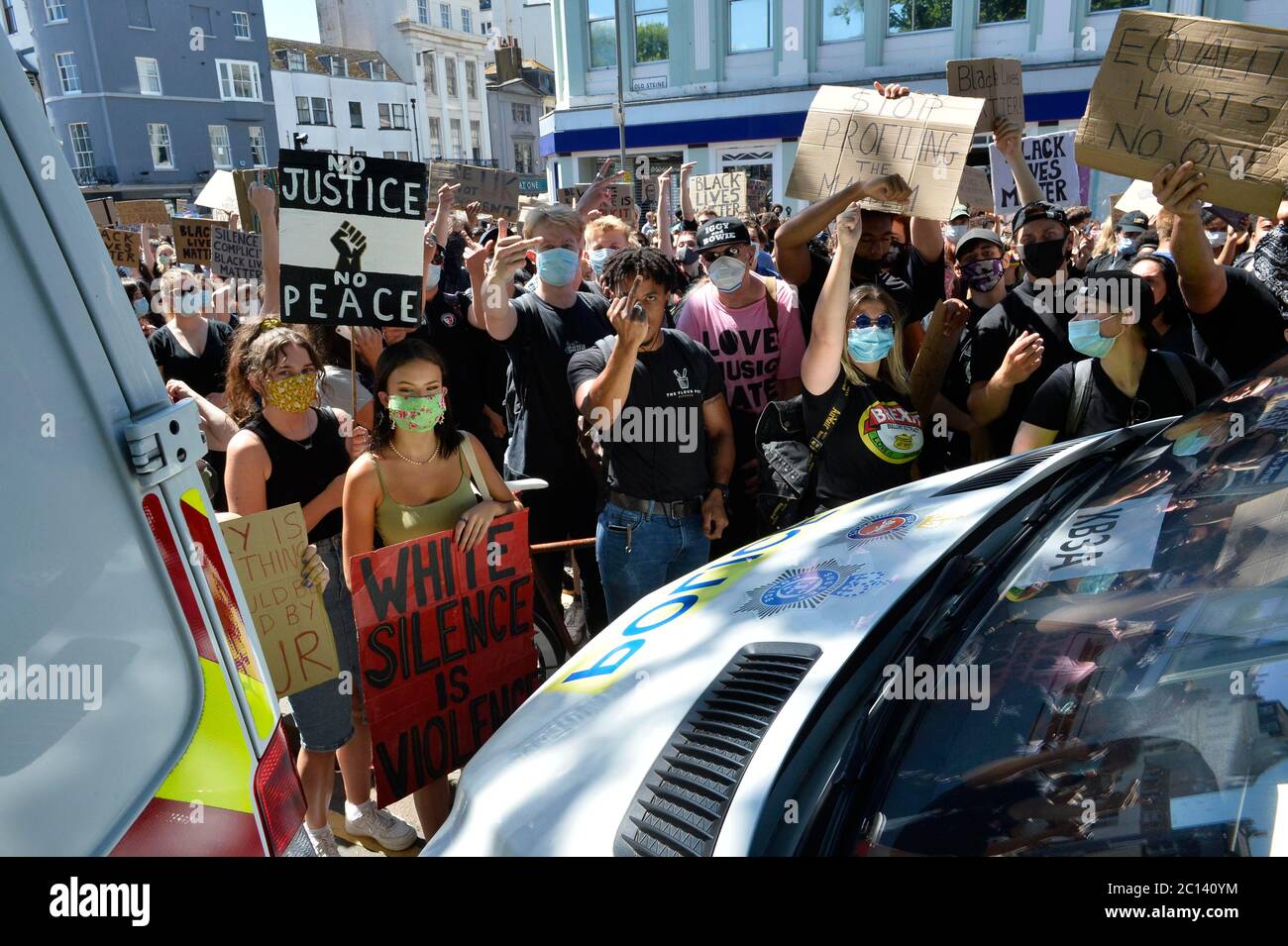 Black Lives Matter manifestation à Brighton 2020 qui a eu lieu pendant le confinement du coronavirus.Application en tissu éponge Banque D'Images