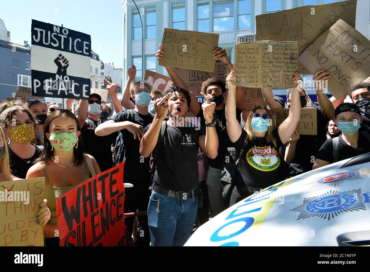 Black Lives Matter manifestation à Brighton 2020 qui a eu lieu pendant le confinement du coronavirus.Application en tissu éponge Banque D'Images