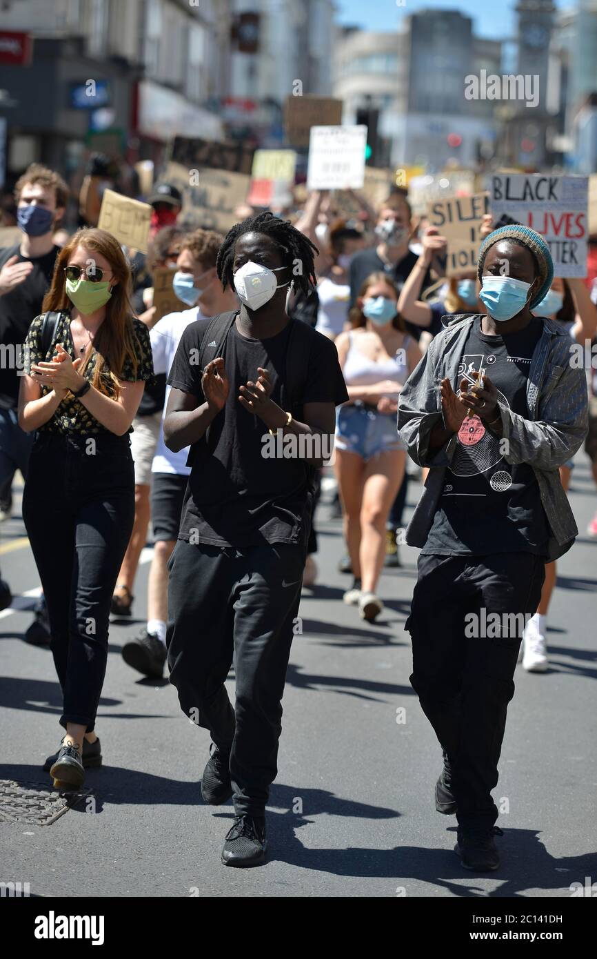 Black Lives Matter manifestation à Brighton 2020 qui a eu lieu pendant le confinement du coronavirus.Application en tissu éponge Banque D'Images