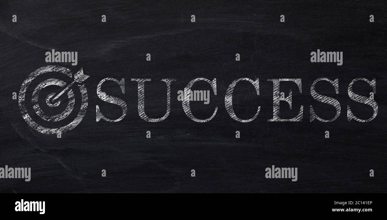 Atteindre les objectifs de l'entreprise. Mot SUCCÈS et flèche frapper cible sur tableau noir, illustration Banque D'Images