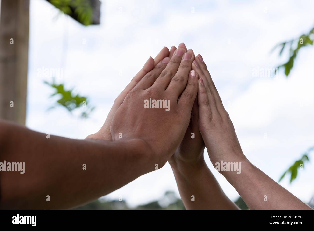 les mains ensemble à l'extérieur formant un symbole de destin travail d'équipe liant le groupe de personnes Banque D'Images