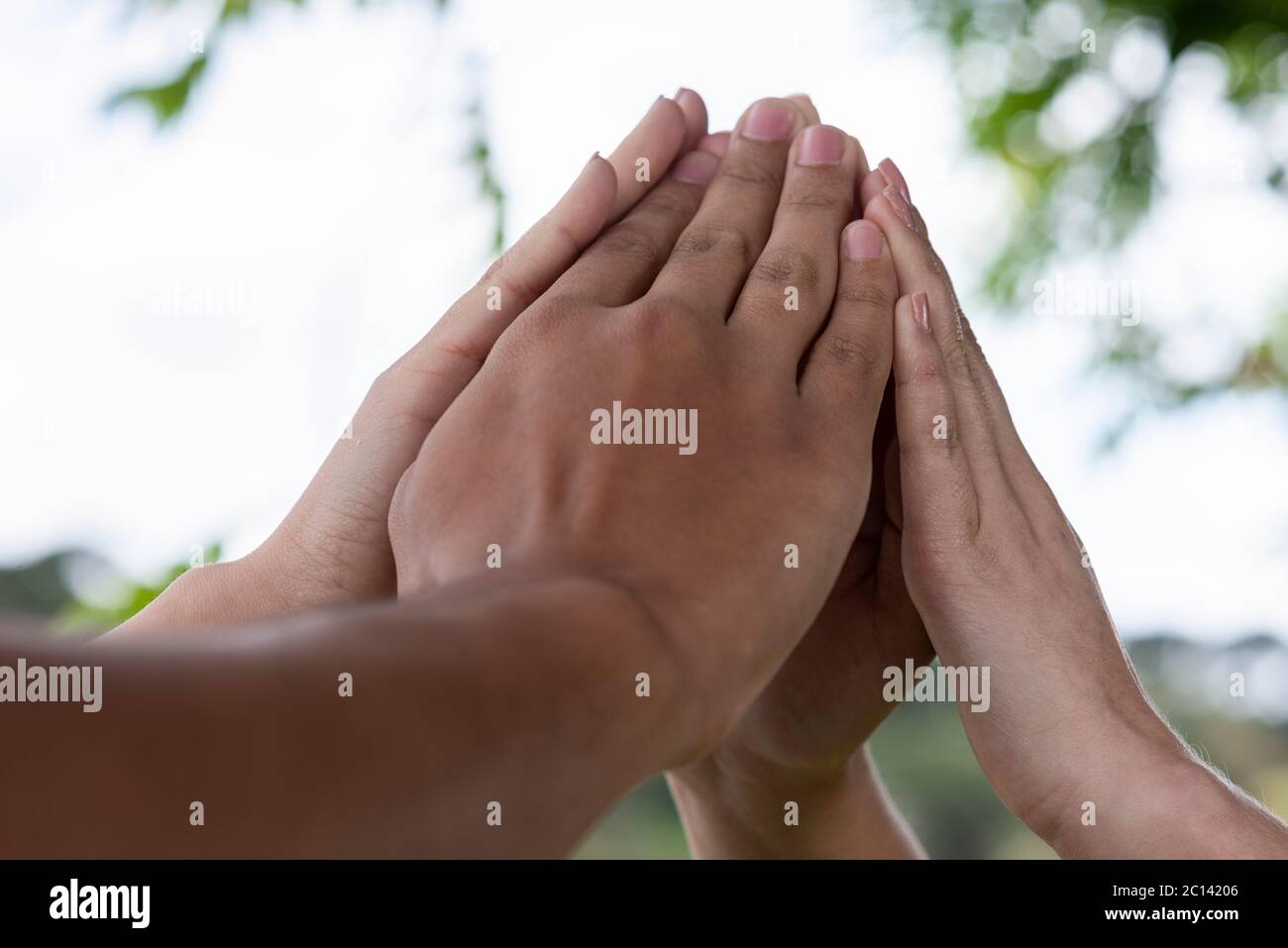 les mains ensemble à l'extérieur formant un symbole de destin travail d'équipe liant le groupe de personnes Banque D'Images