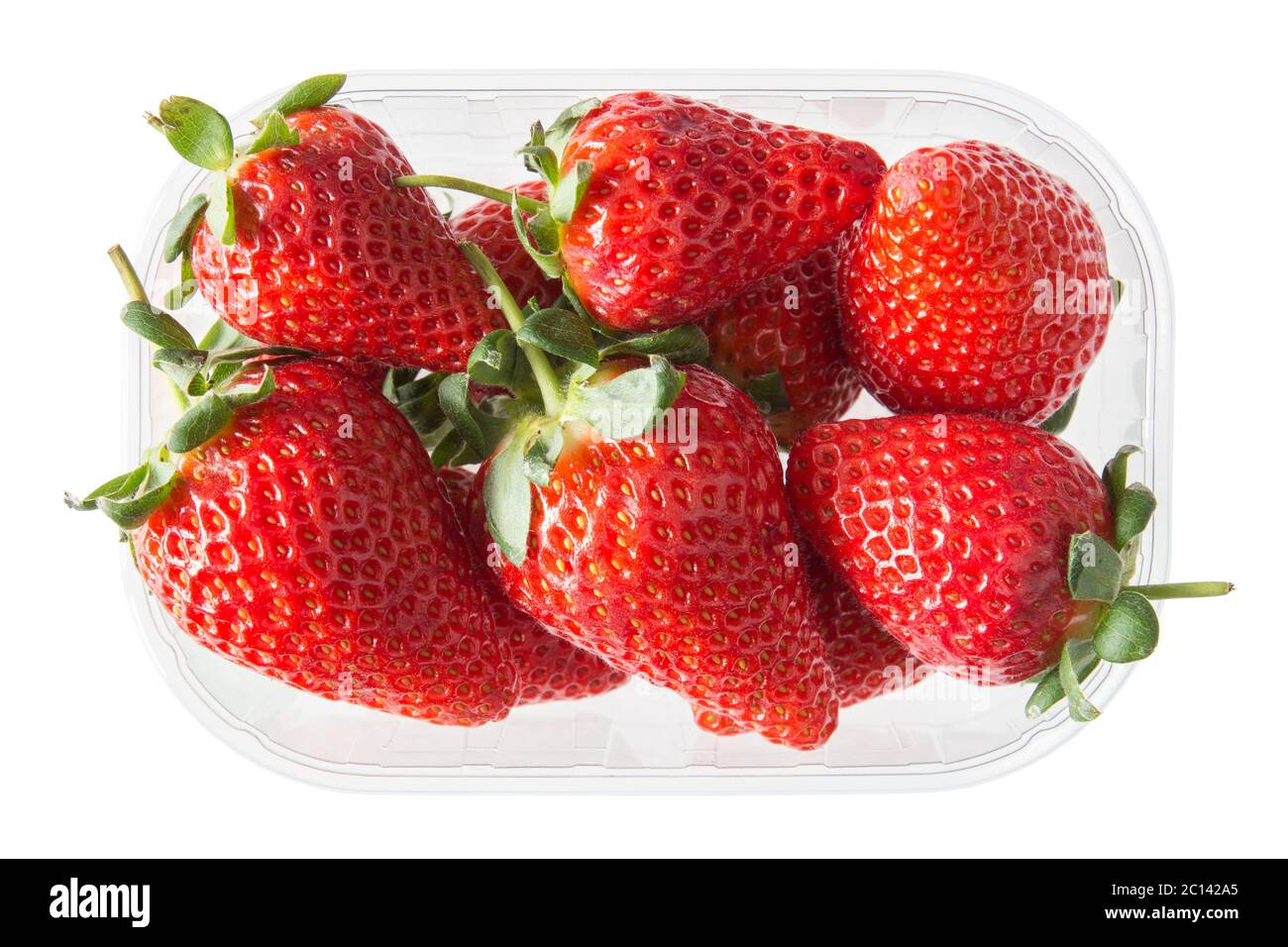 Boîte de fraises isolée sur blanc Banque D'Images