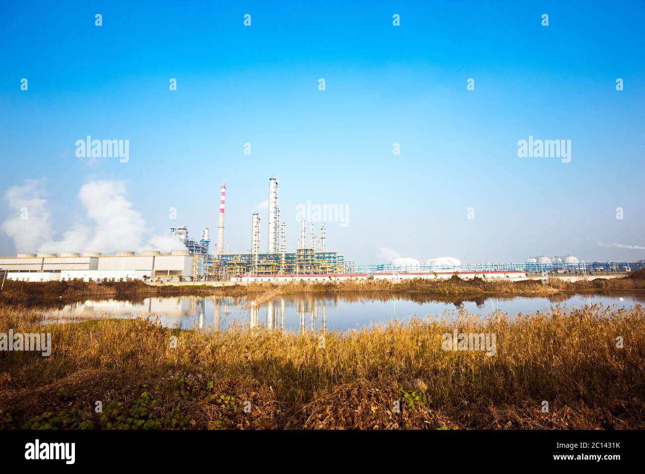 raffinerie de pétrole près de la rivière Banque D'Images