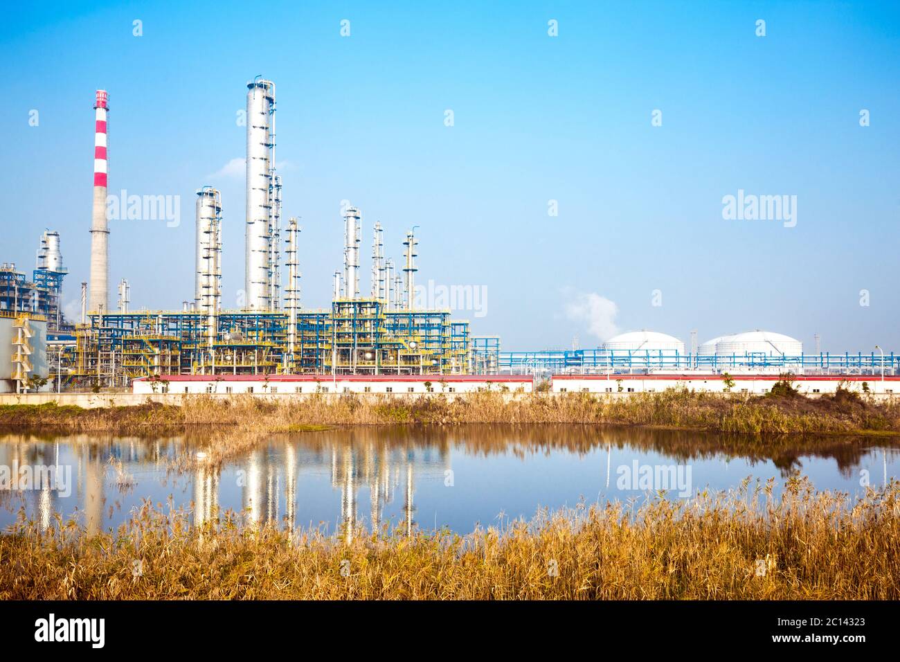 raffinerie de pétrole près de la rivière Banque D'Images