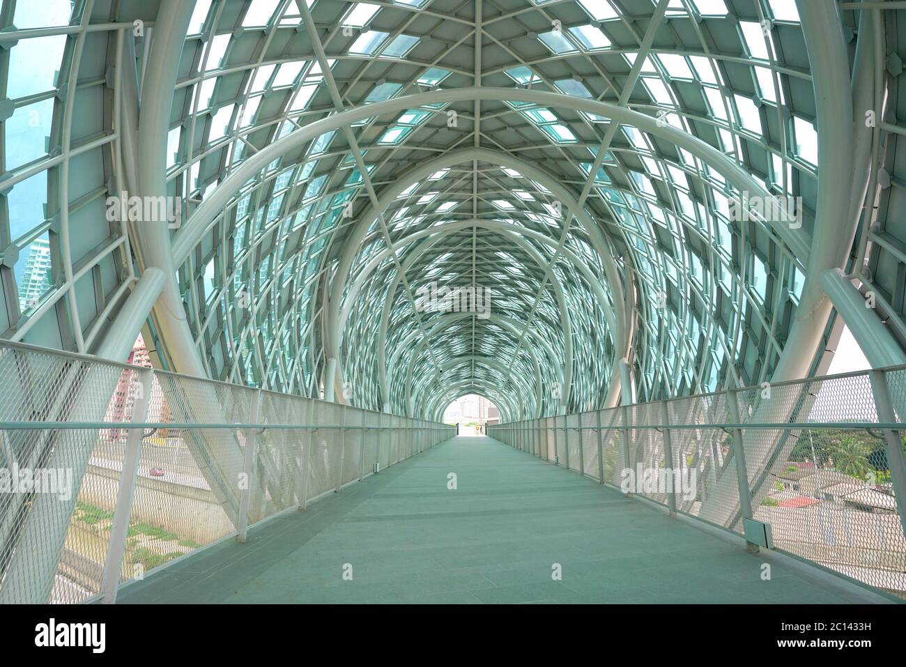 Kuala Lumpur, Malaisie - 11 juin 2020 : pont piétonnier de Saloma Link reliant Kampung Baru et KLCC Malaysia. Un nouveau monument touristique aussi. Banque D'Images