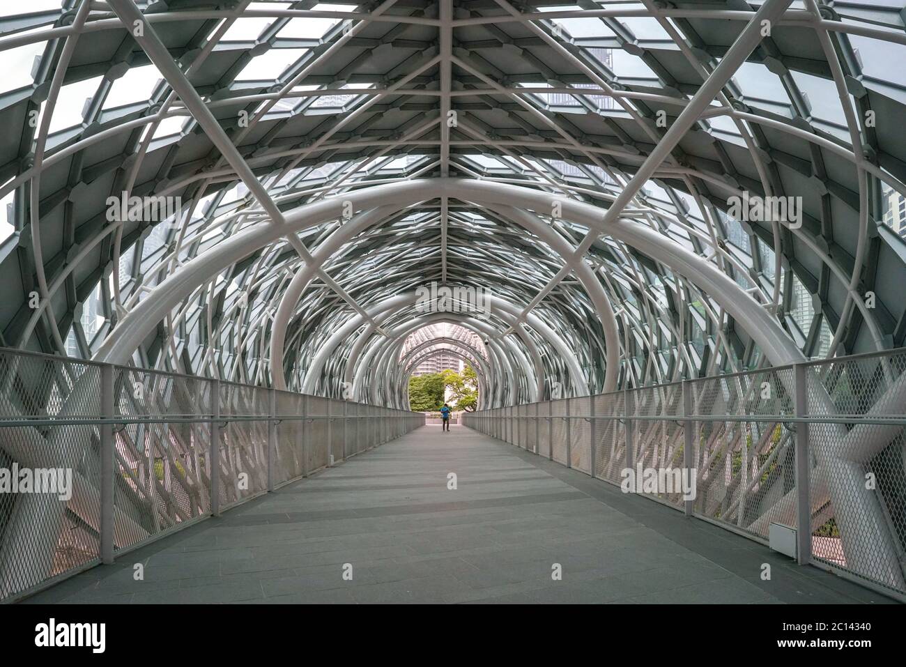 Kuala Lumpur, Malaisie - 11 juin 2020 : pont piétonnier de Saloma Link reliant Kampung Baru et KLCC Malaysia. Un nouveau monument touristique aussi. Banque D'Images