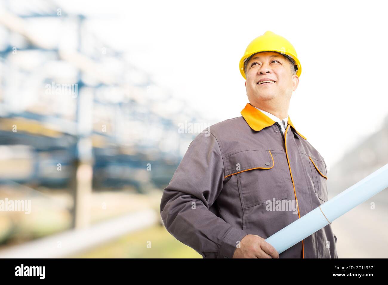 L'homme chinois ancien ingénieur dans l'usine de raffinerie de pétrole Banque D'Images